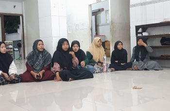 Siswa-siswi SMP Cahaya Quran Mandiri Mengatur Kepanitiaan Perkemahan