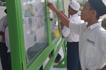 SMP Cahaya Quran Sediakan Papan Mading untuk Koran Harian Jawa Pos